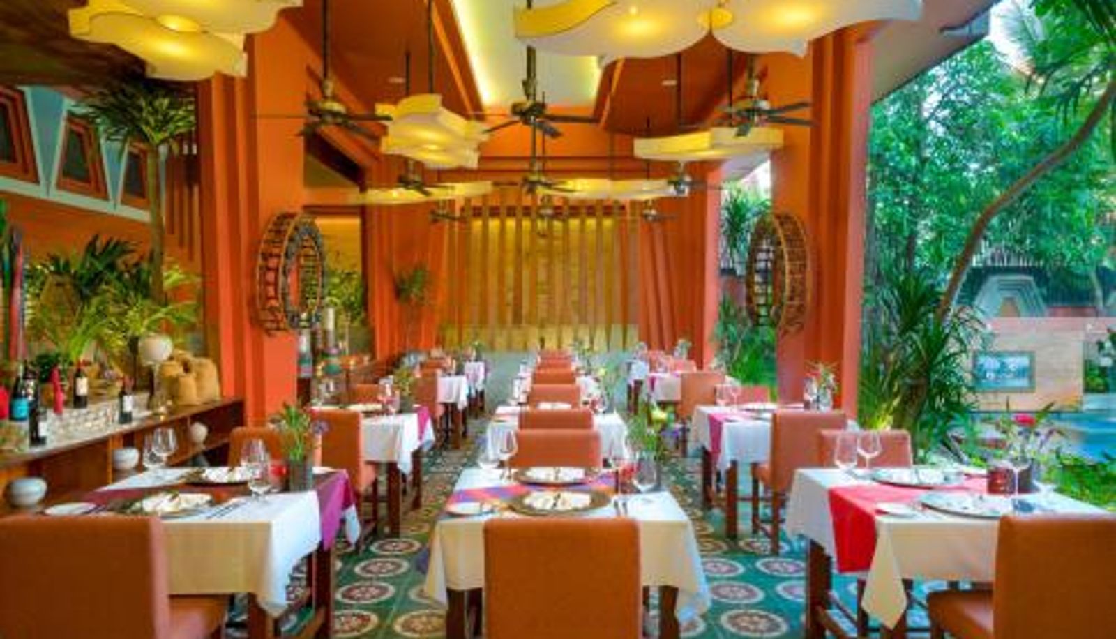 Salle de petit-déjeuner dans le restaurant - Golden Temple Residence