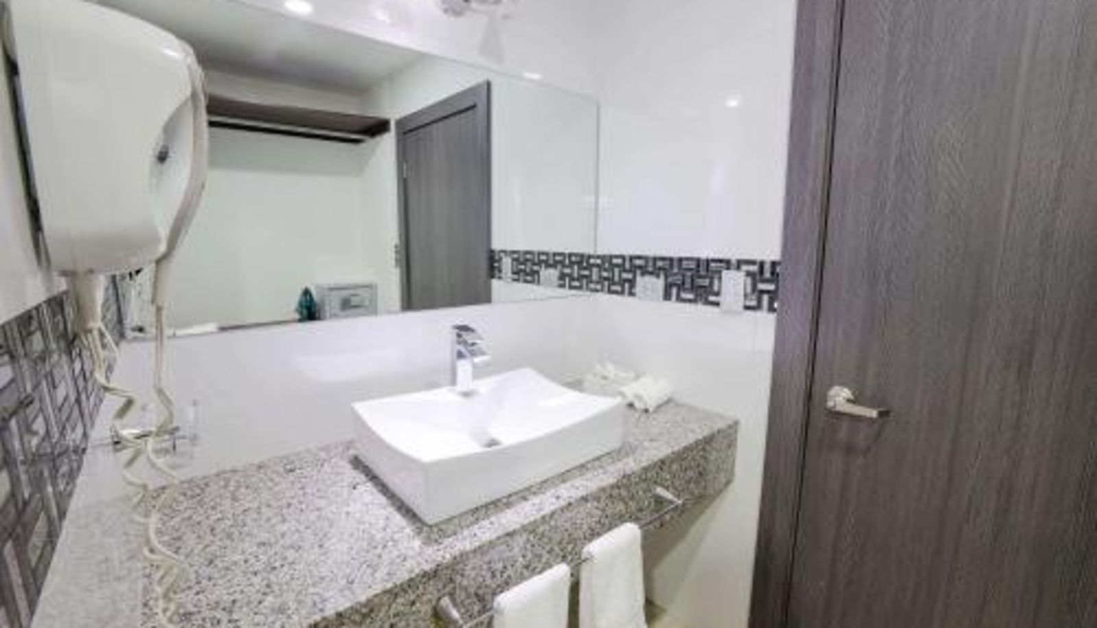 Badezimmer - Basha Hotel & Restaurant