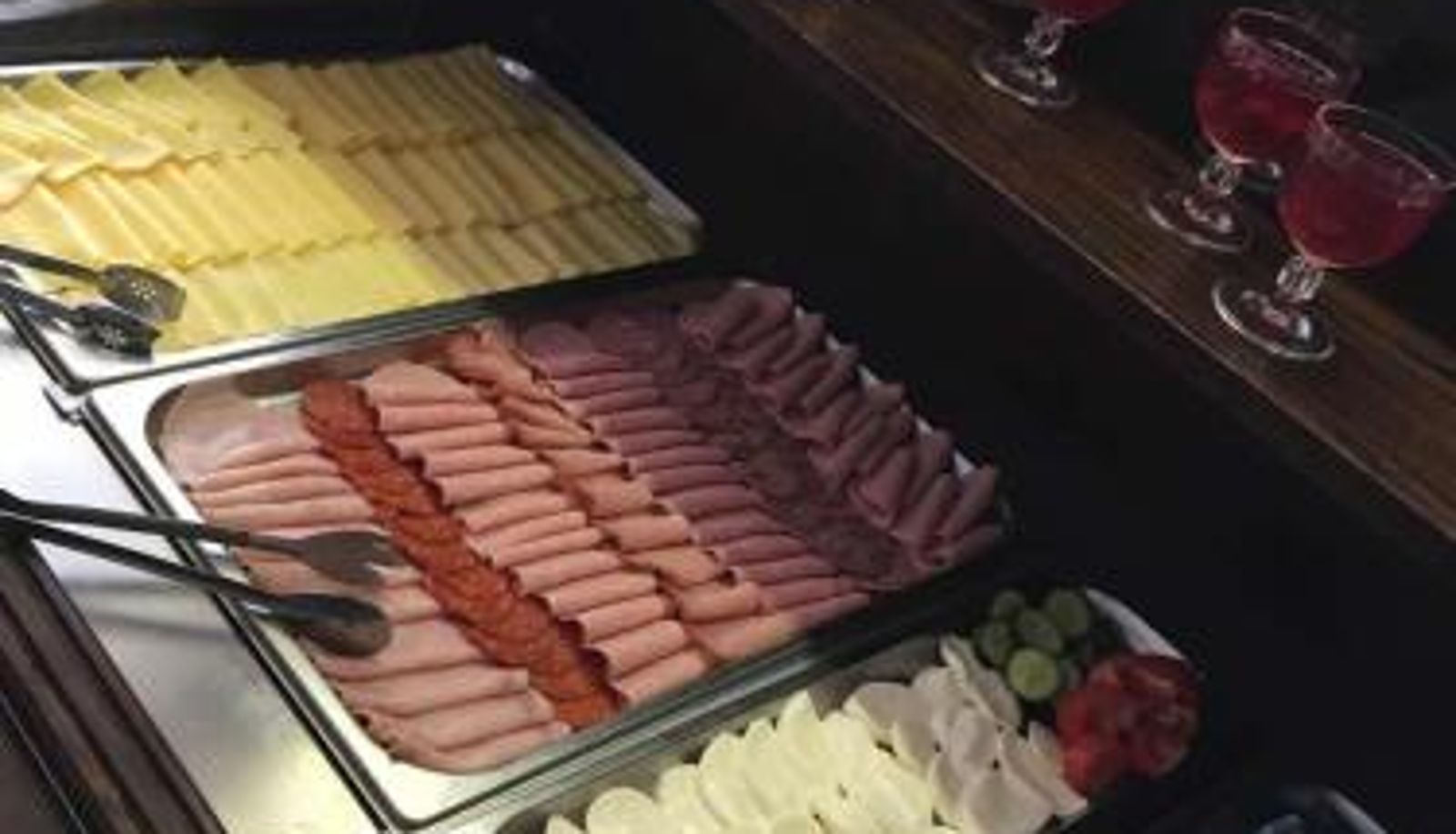 Salle de petit-déjeuner dans le restaurant - Hotel Druzba