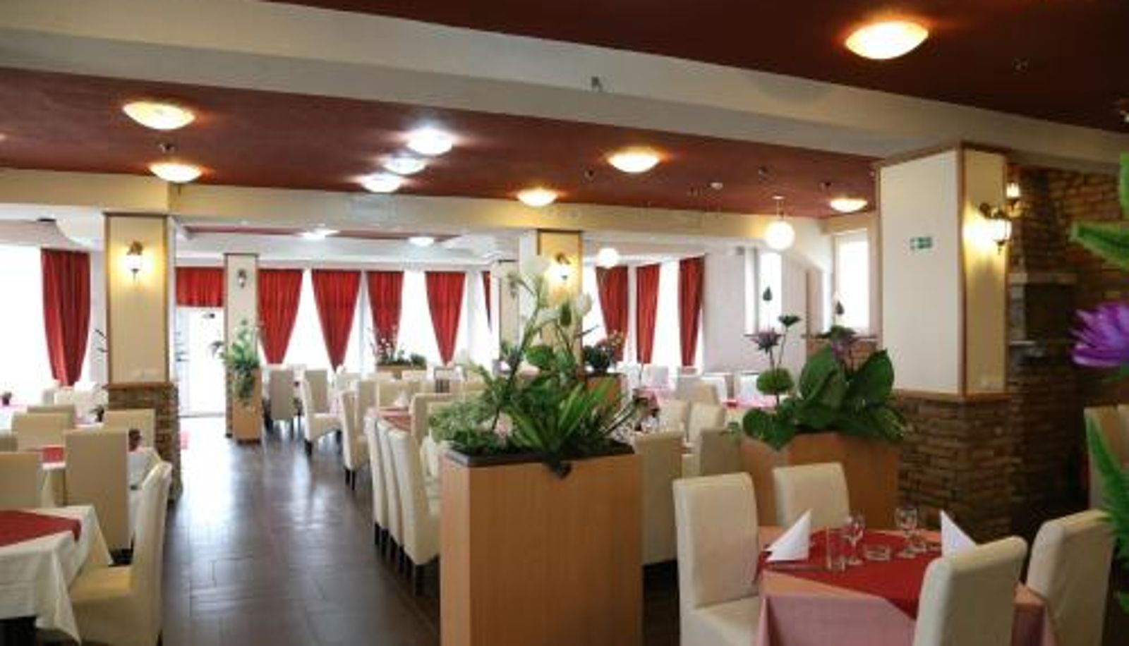 Salle de petit-déjeuner dans le restaurant - Hotel Novella Uno