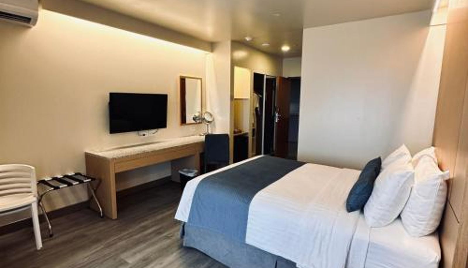 Room - West Plaza Hotel at Lebuu Street