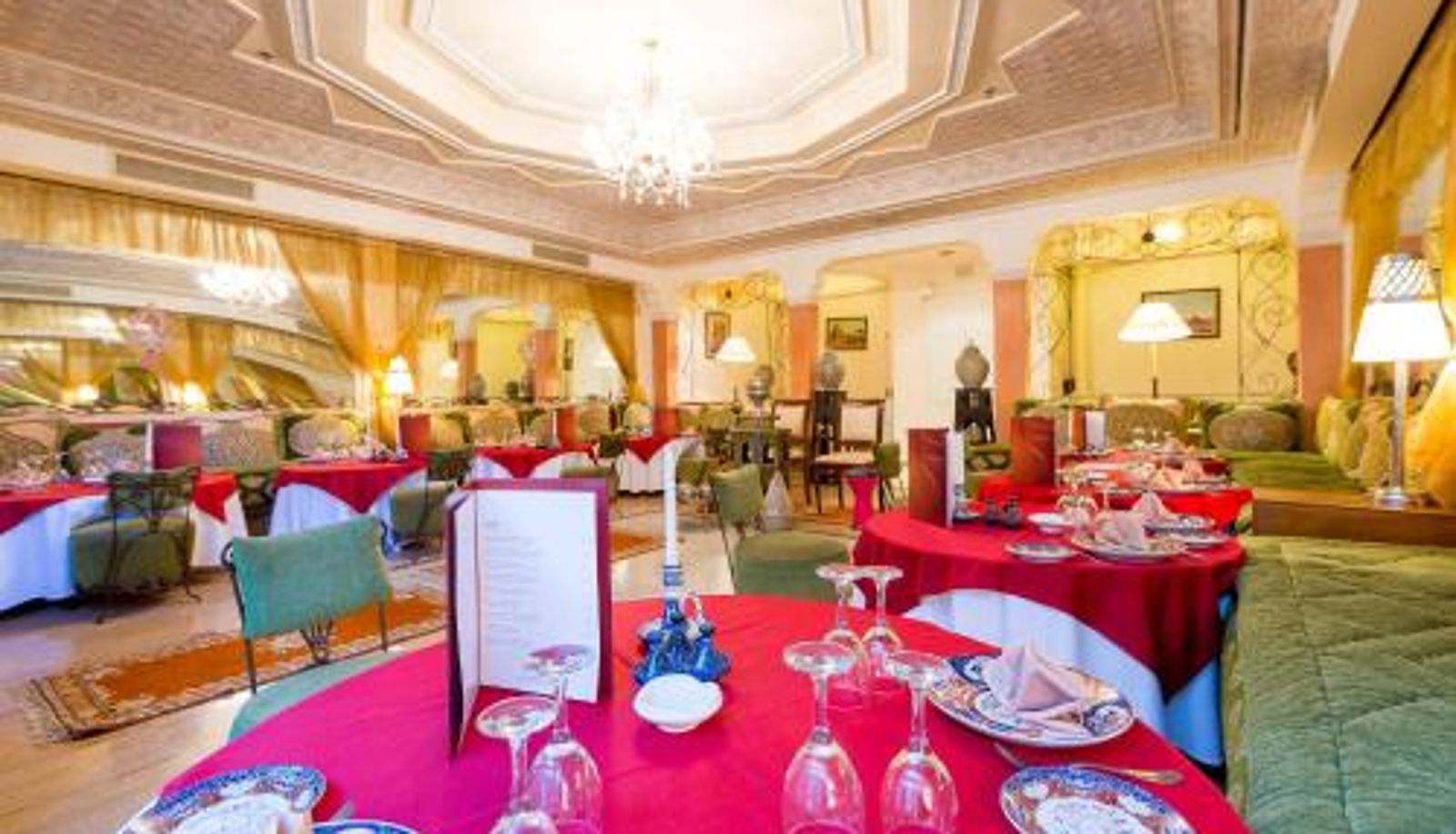 Salle de petit-déjeuner dans le restaurant - Kennedy Hospitality Resort