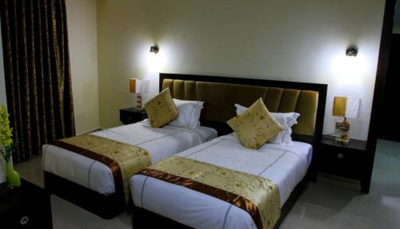 Room - Queen Plaza Hotel