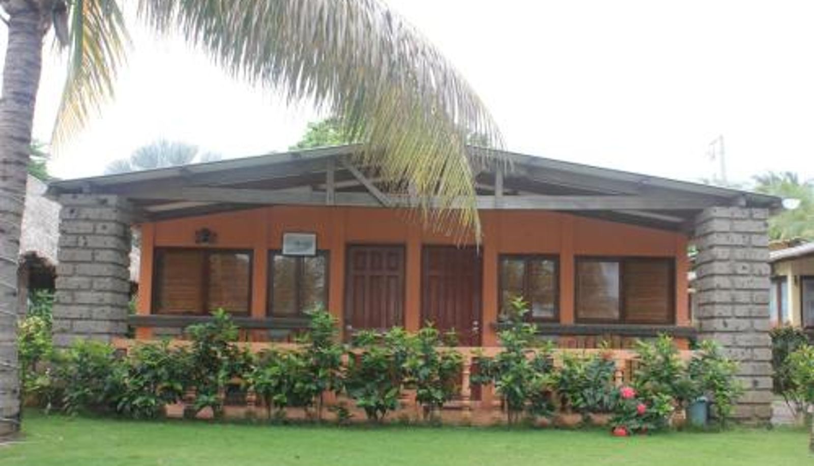 Hotel outdoor area - Punta Roca Surf Resort