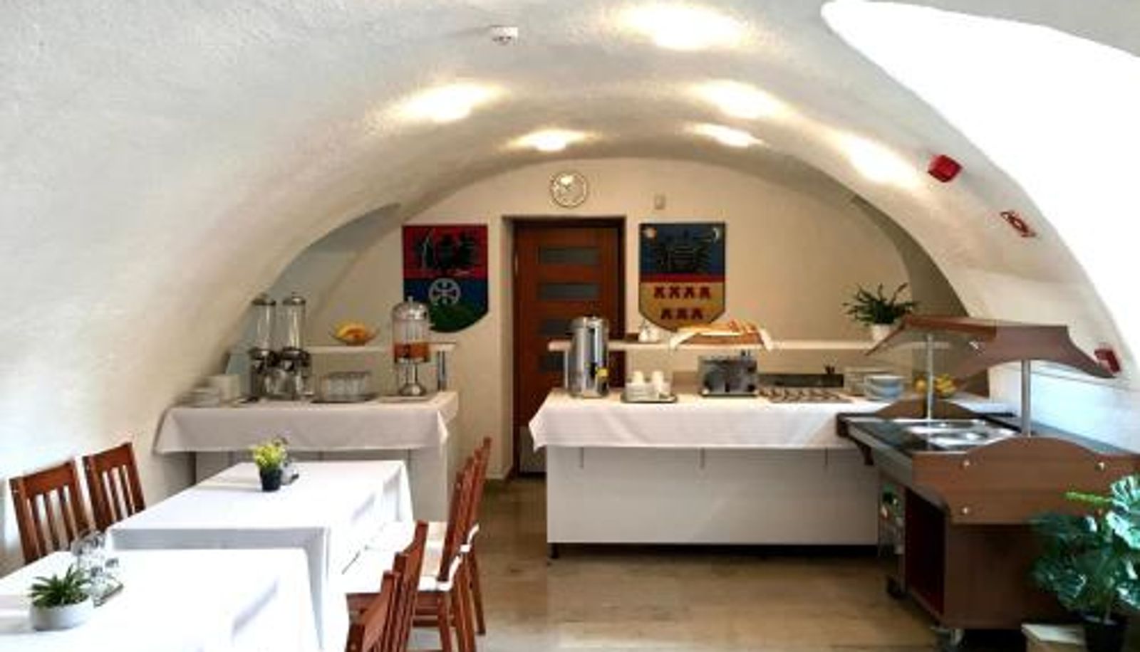 Sala prima colazione all'interno del ristorante - Huszárvár Hotel Kastélyszálló