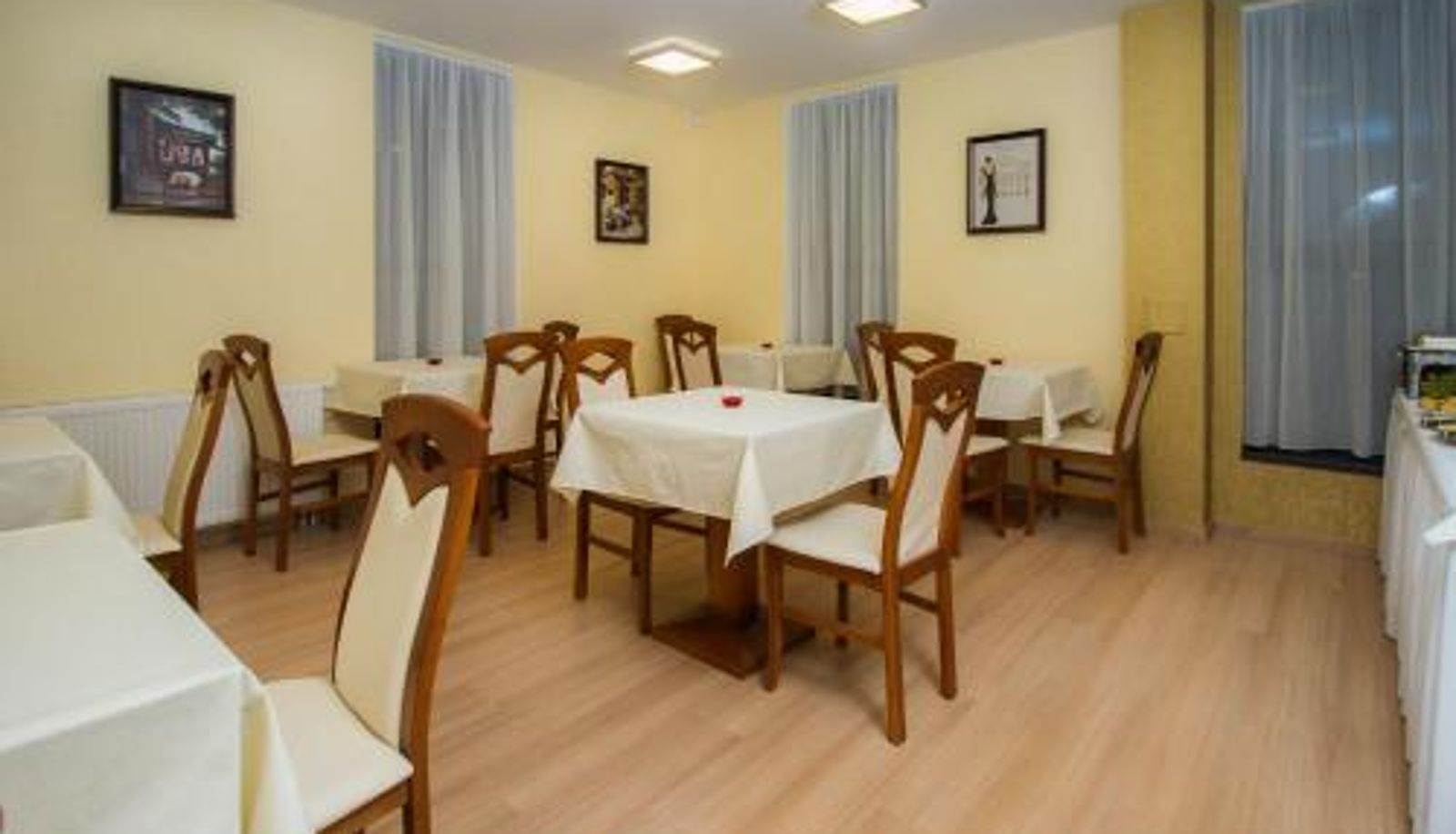 Salle de petit-déjeuner dans le restaurant - La Pension