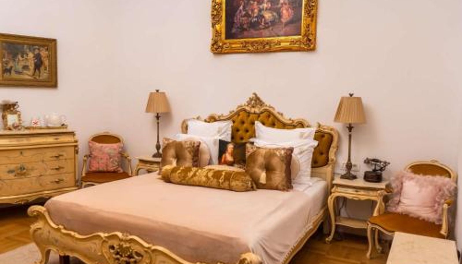 Info - Conacul Coroanei Luxury Boutique