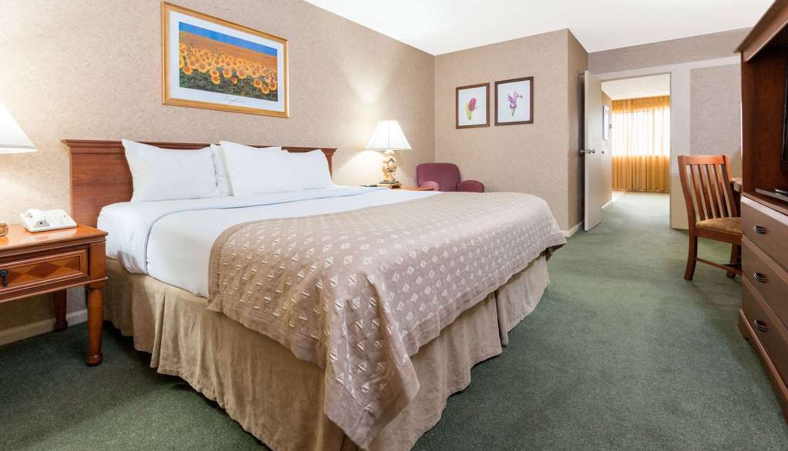 Zimmer - Ramada by Wyndham Topeka Downtown Hotel & Convention Center