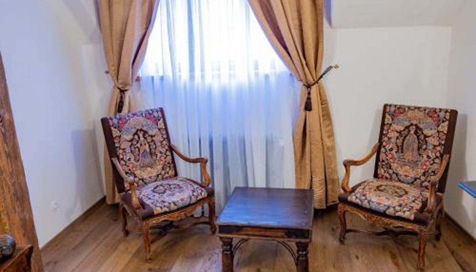 Información - The Throne - M Museum Hotel