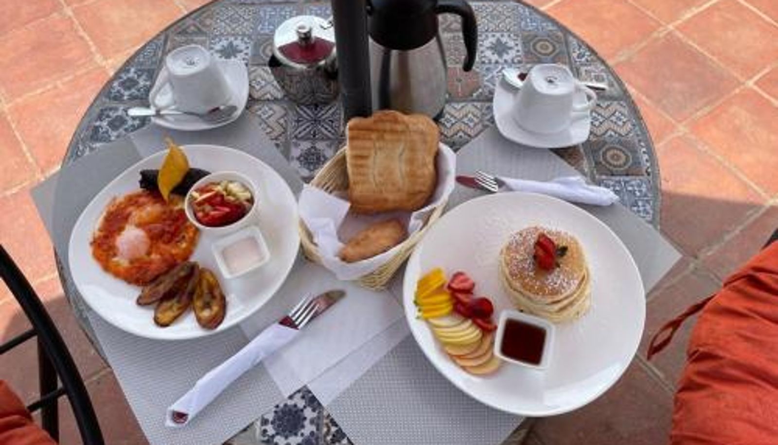 Salle de petit-déjeuner dans le restaurant - Nico Hotel