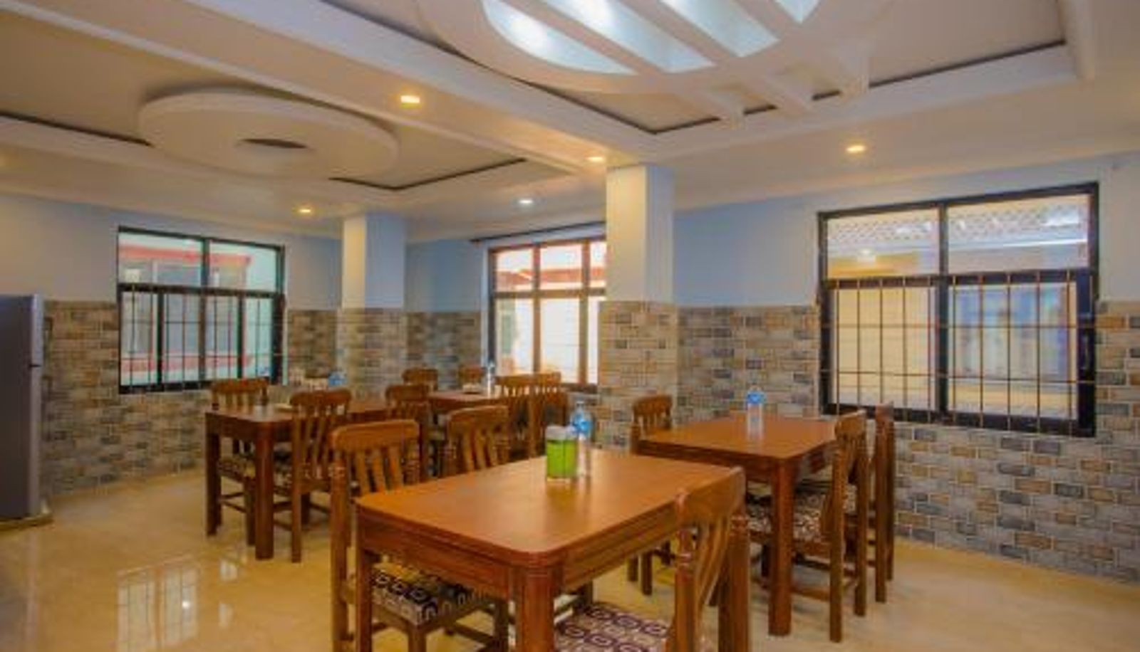Sala de desayunos dentro del restaurante - OYO 273 Hotel Rara Palace