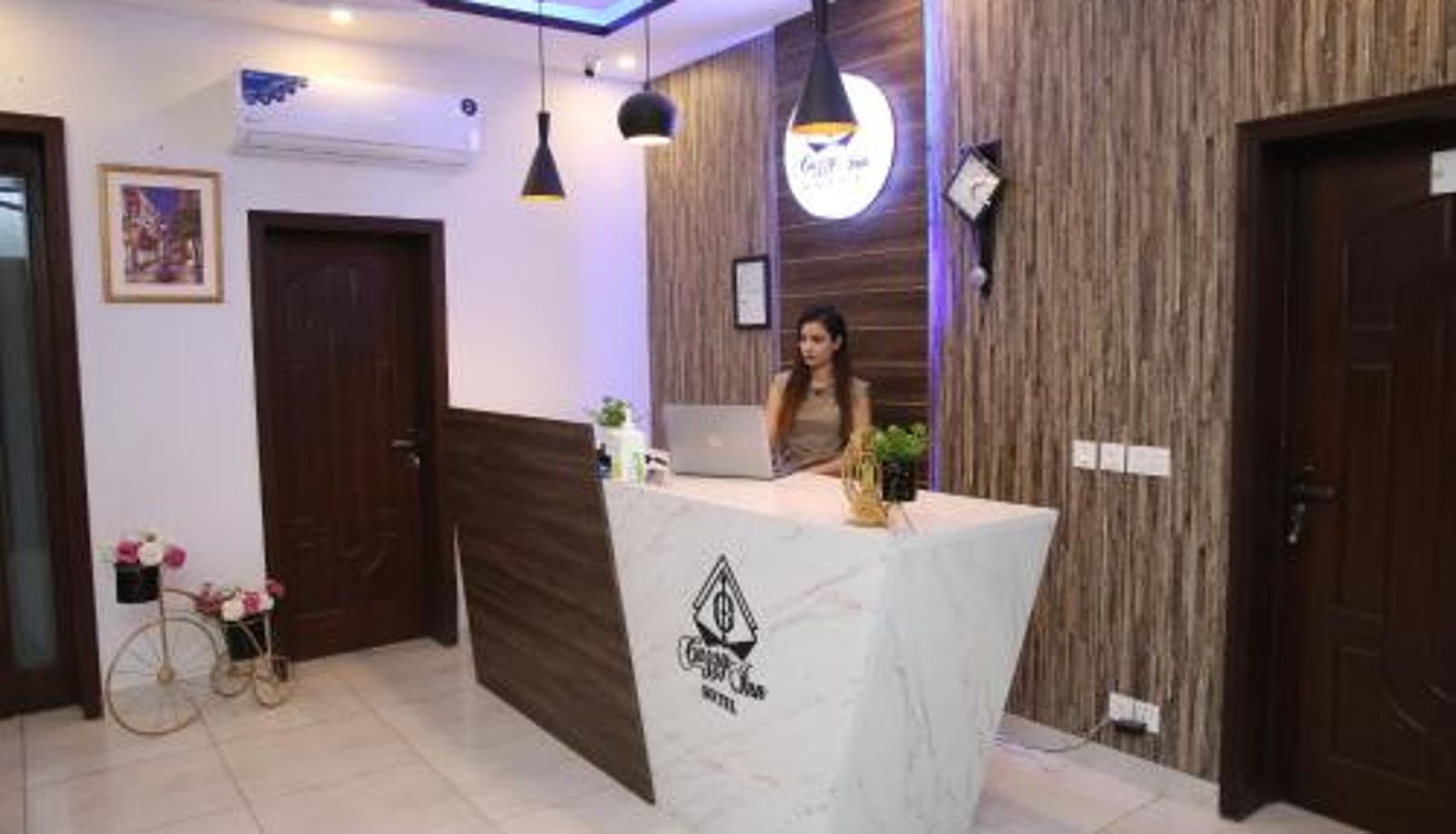 Info - Cuzzy Inn Hotel