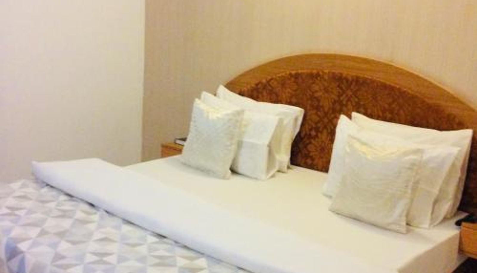 Info - Ne-yo hotel & rv lodges