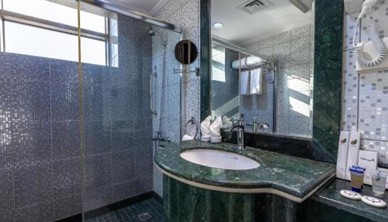Kamer - Faraj Almadina Hotel