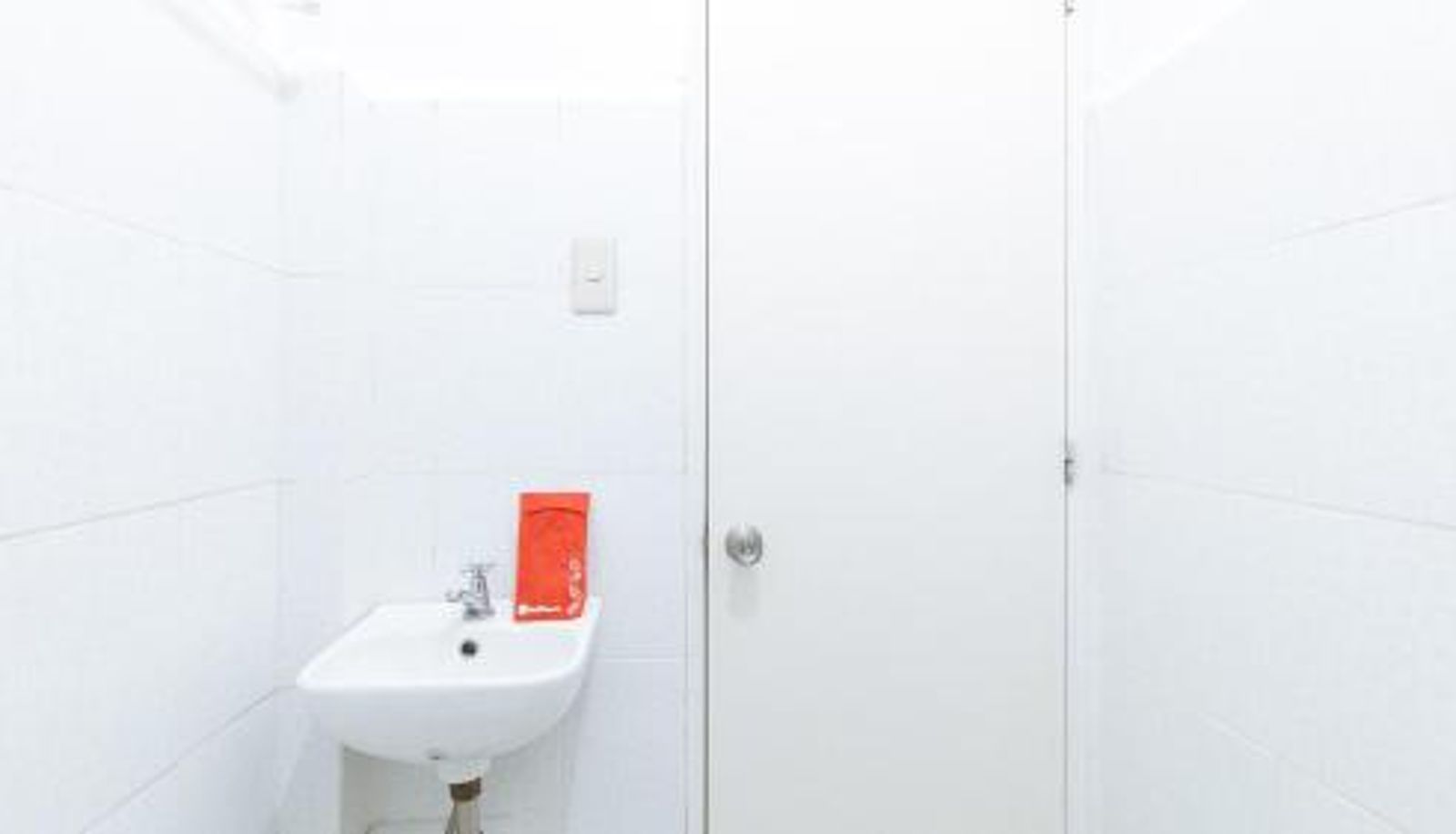 Zimmer - RedDoorz at A&F C5 Pinagsama Taguig