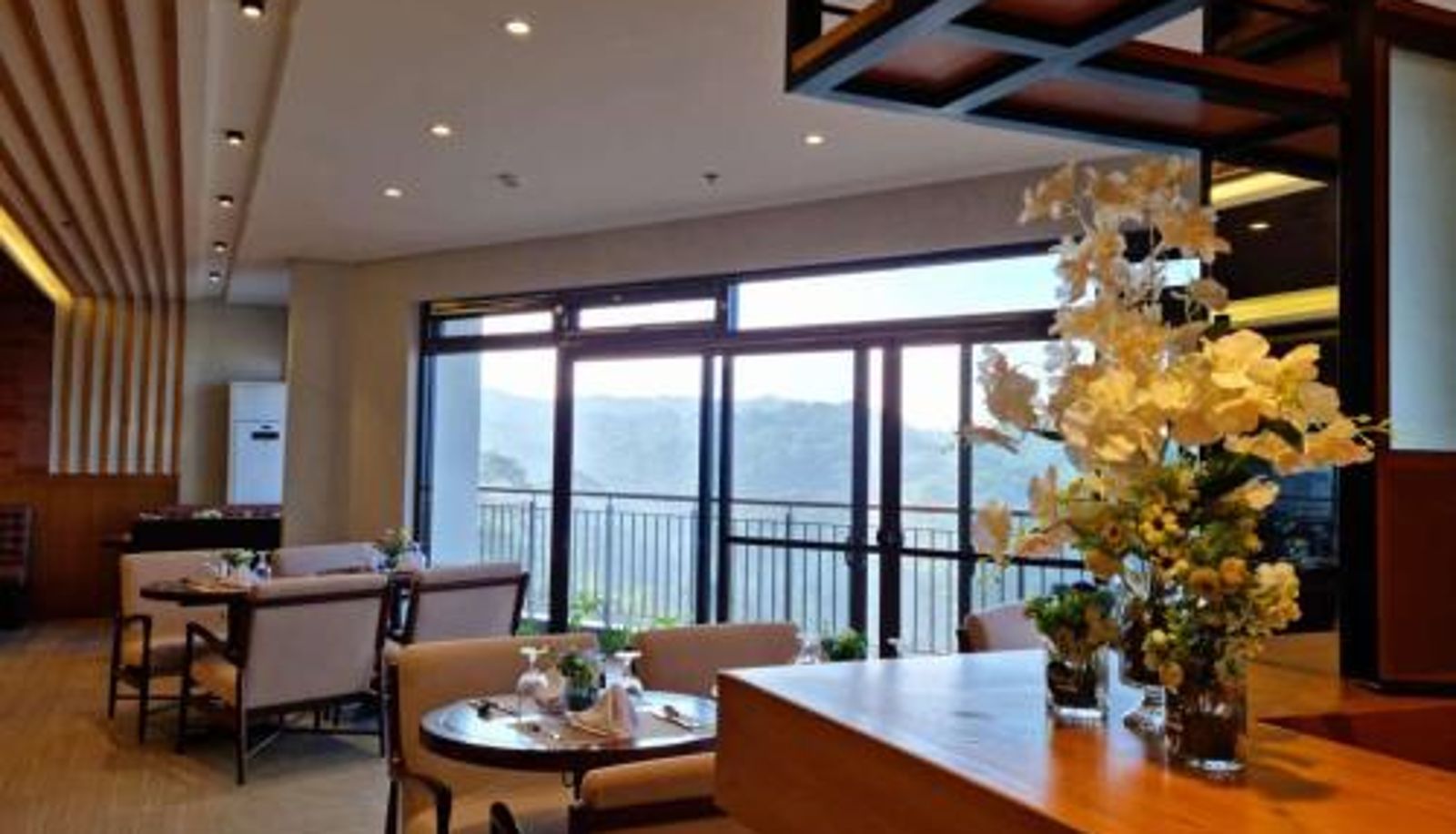 Frühstücksraum innerhalb des Restaurants - Alvea Hotel and Residences