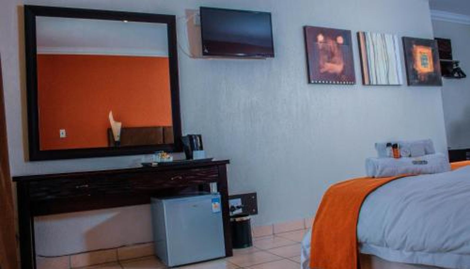 Room - Coyotes Hotel & Conference Centre