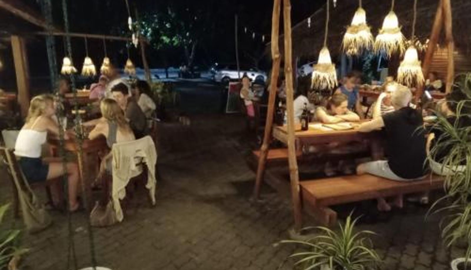 Frühstücksraum innerhalb des Restaurants - New Golden Bay Resort Weligama