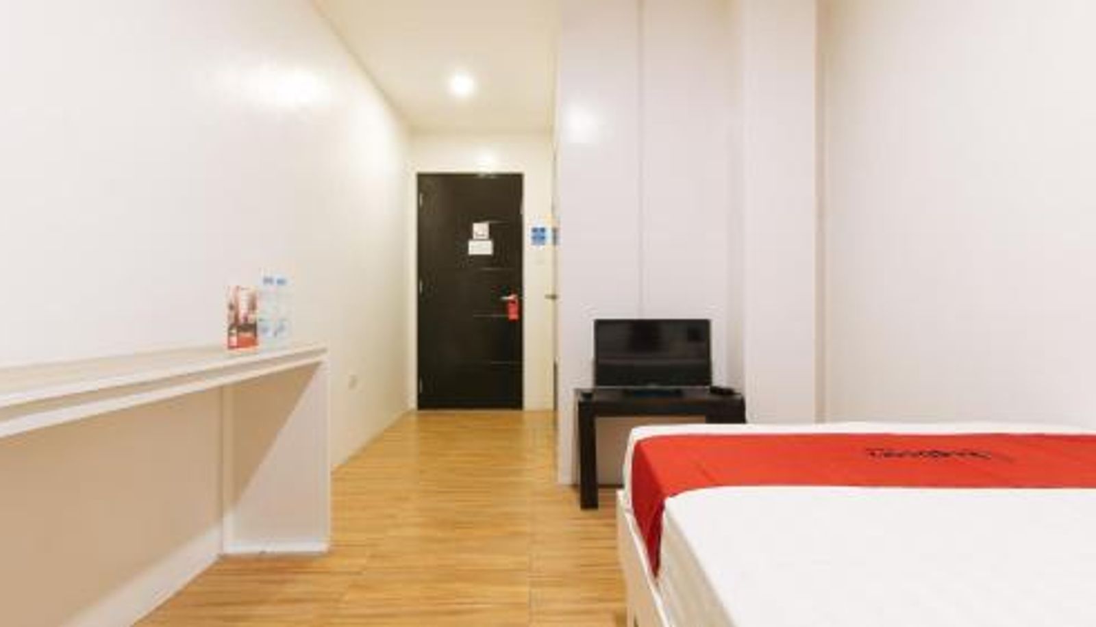 Zimmer - RedDoorz @ Golite Old Albay