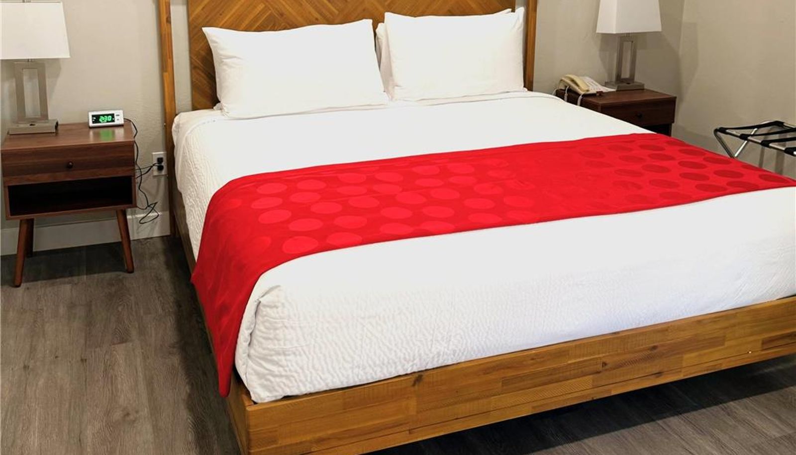 Room - Ramada by Wyndham Los Angeles/Koreatown West