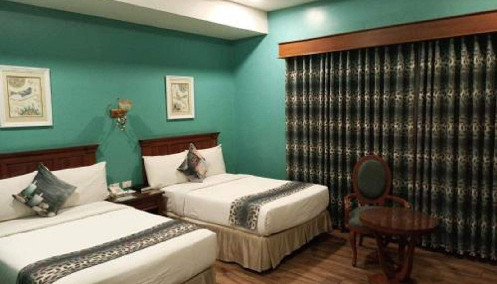 Room - Paragon Hotel and Suites