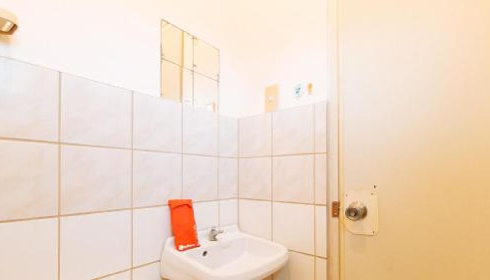Cuarto de baño - RedDoorz @ Eros Travellers Pensione