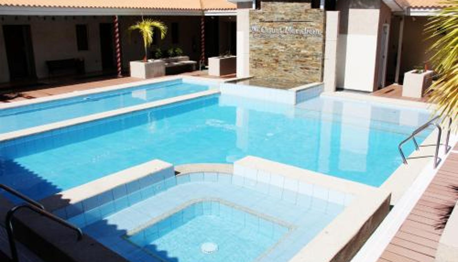 Zwembad - Court Meridian Hotel & Suites