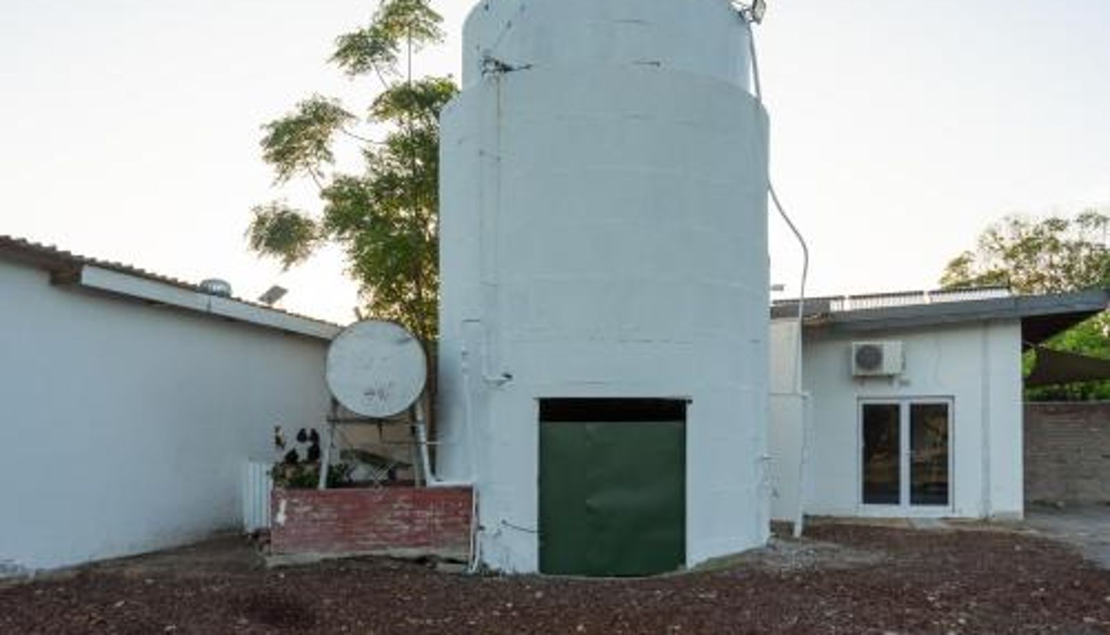Zona exterior del hotel - Brinkley's River Village