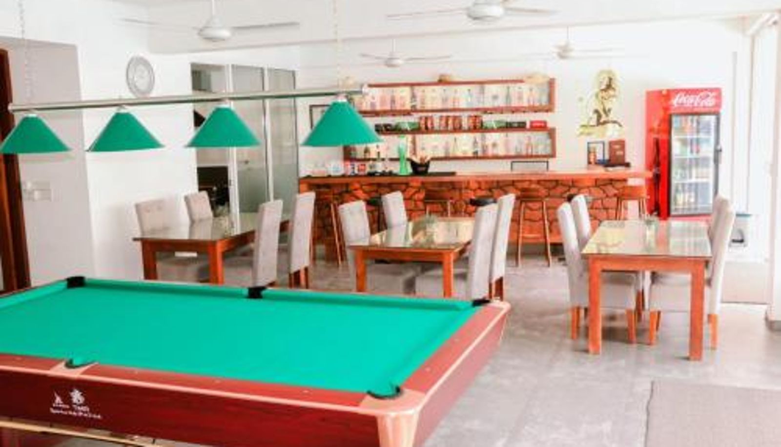Frühstücksraum innerhalb des Restaurants - Marakolliya Beach Resort