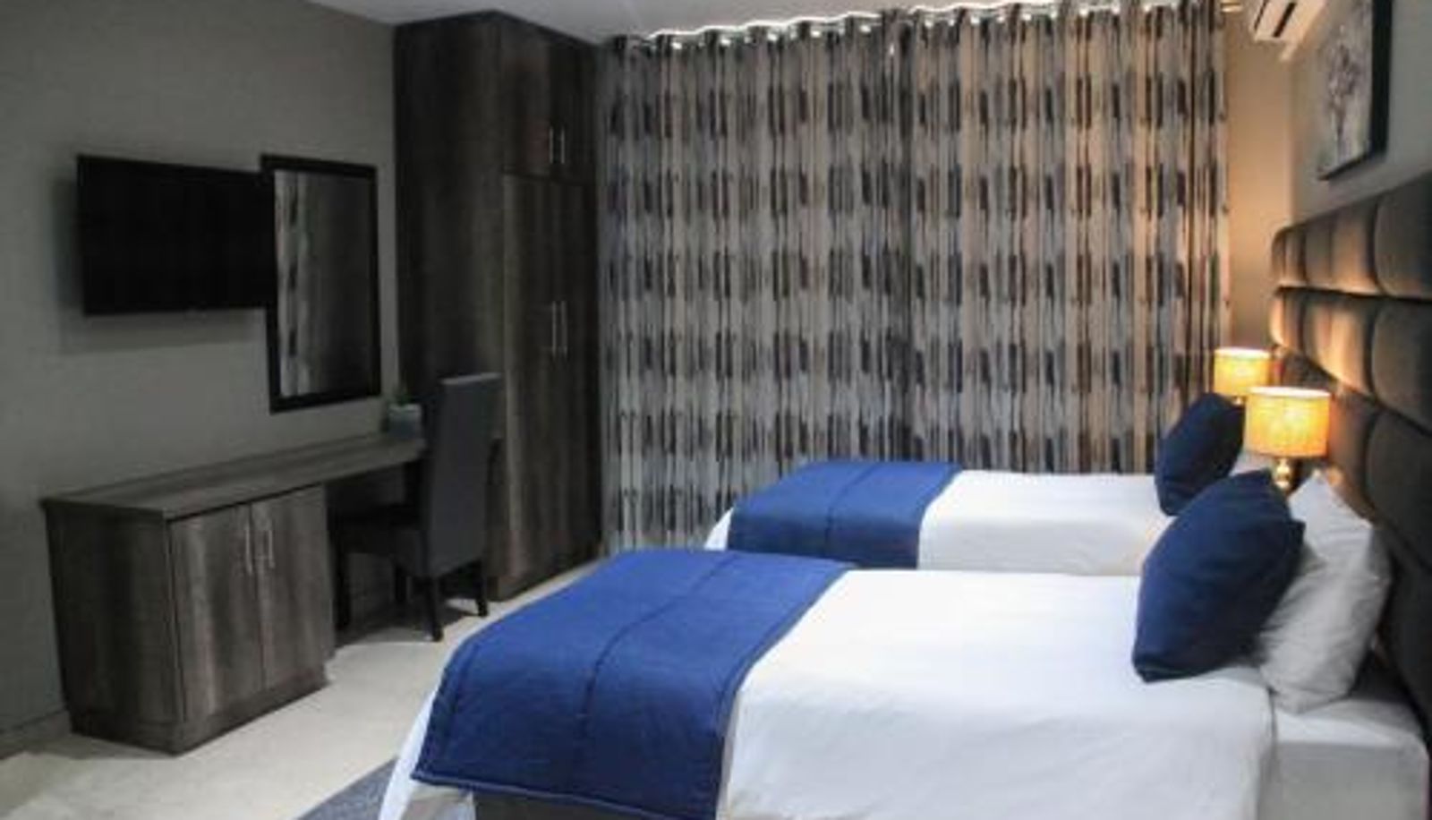 Zimmer - The Cato Suites Hotel