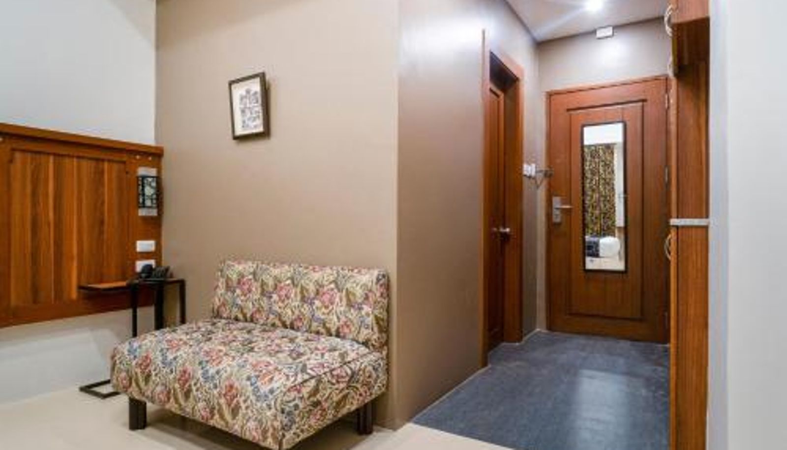 Room - Capital O 460 World Palace Hotel