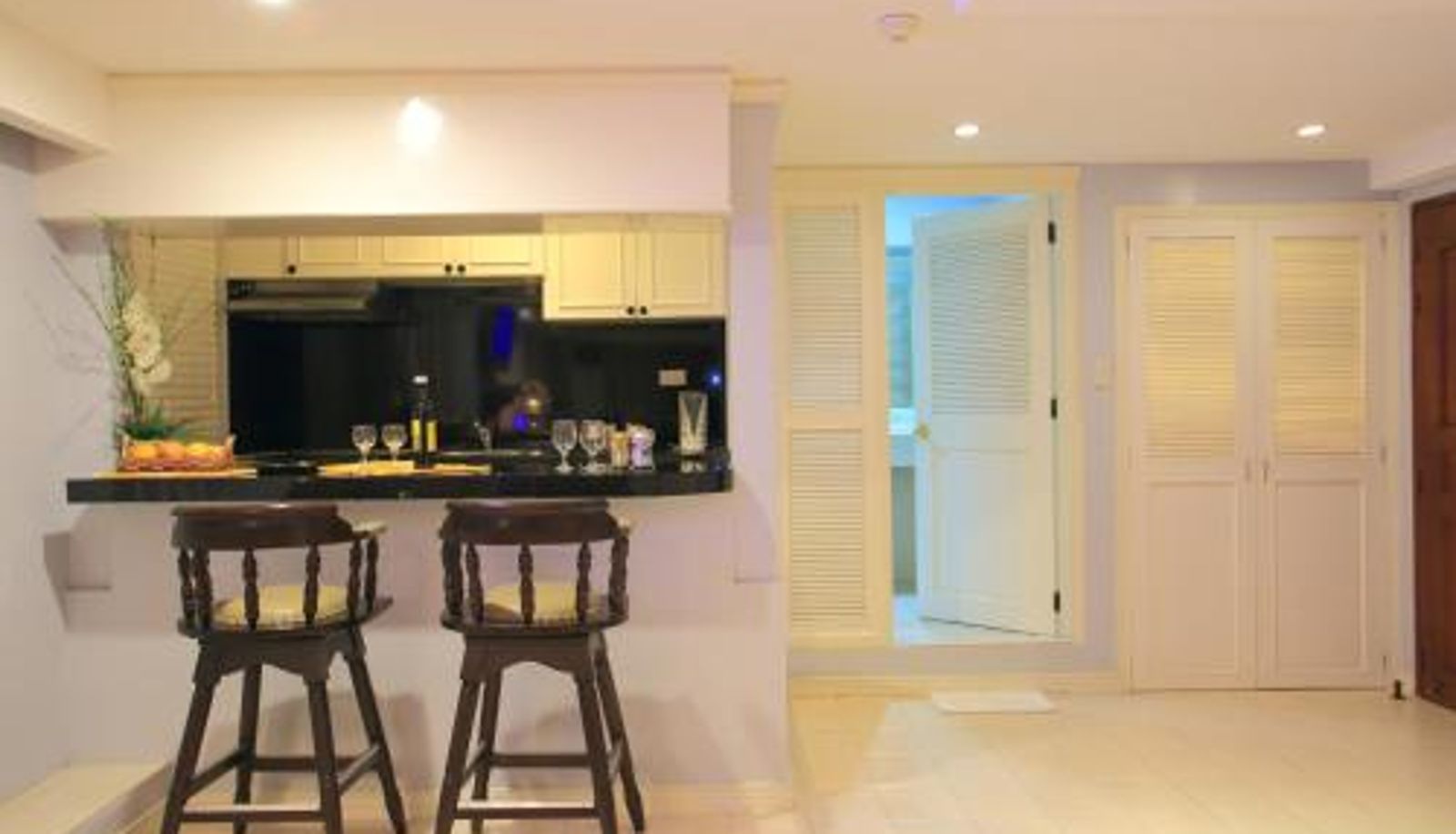 Bar - Wild Orchid Beach Resort