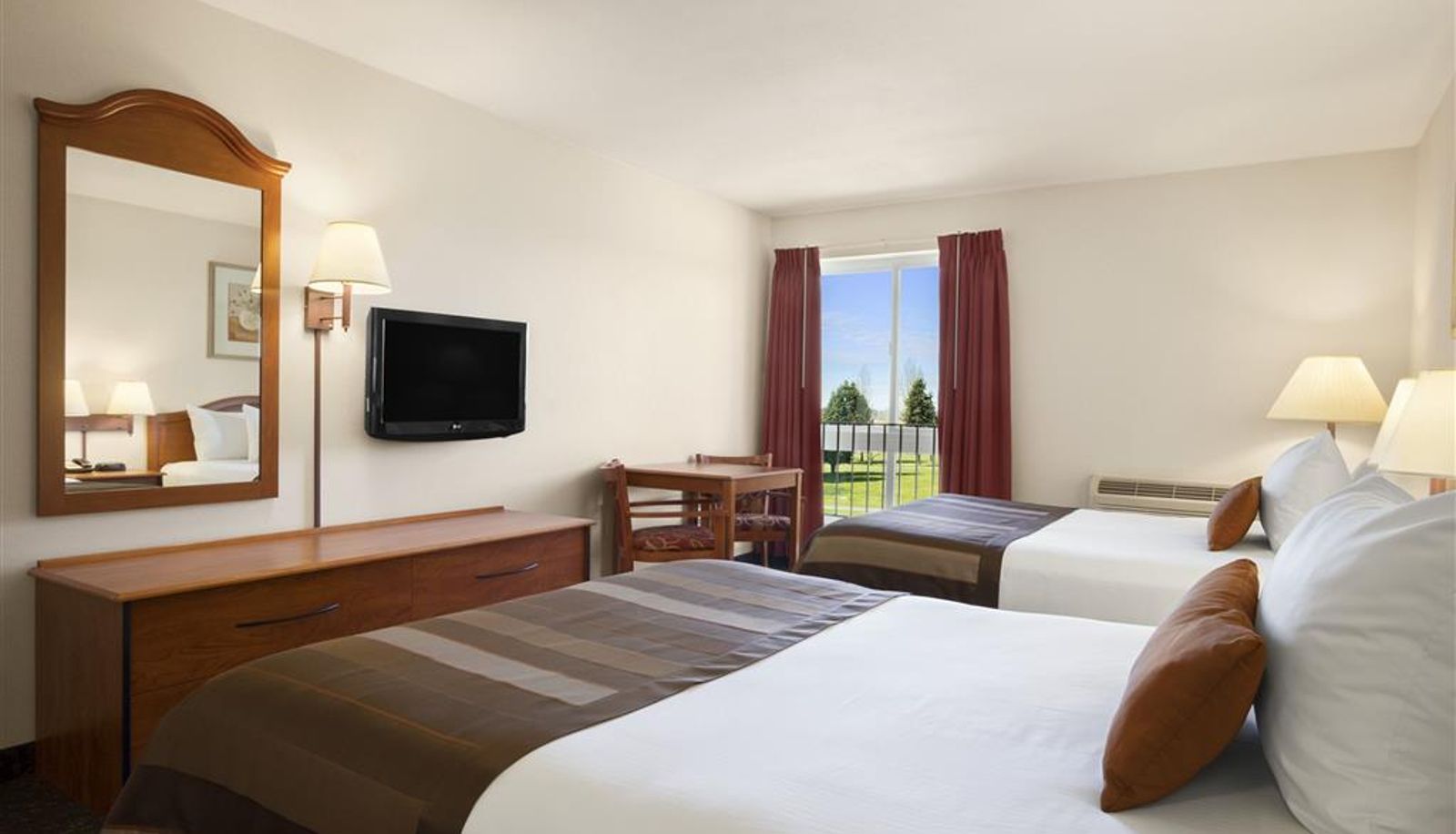 Zimmer - Ramada by Wyndham SeaTac Airport
