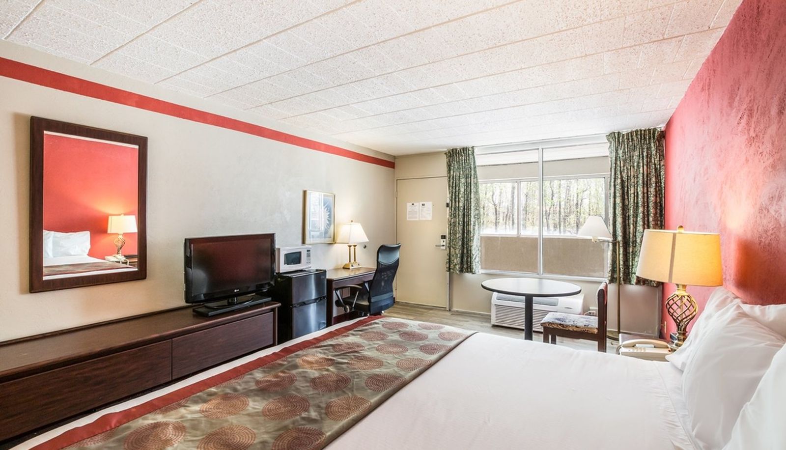 Zimmer - Red Carpet Inn and Suites Hazleton PA