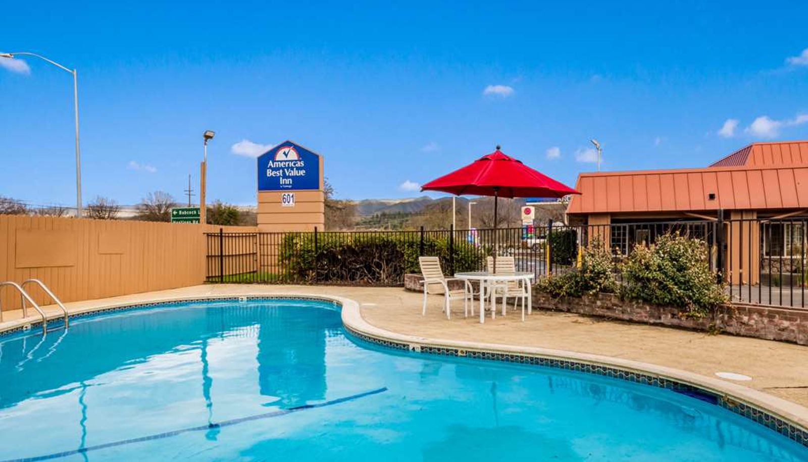 Pool - Americas Best Value Inn Ukiah