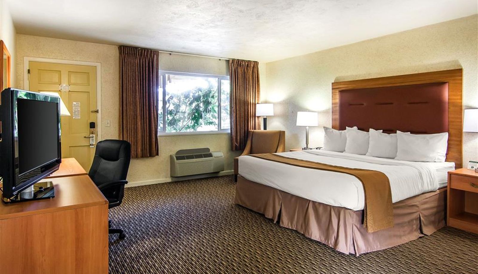 Zimmer - Quality Inn & Suites at Coos Bay