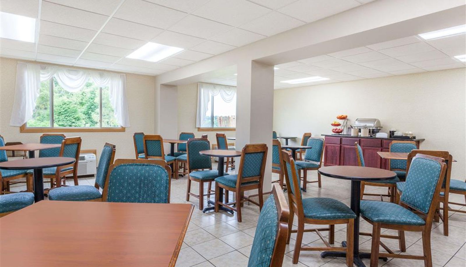 Innenbreich - Ramada by Wyndham Angola/Fremont Area