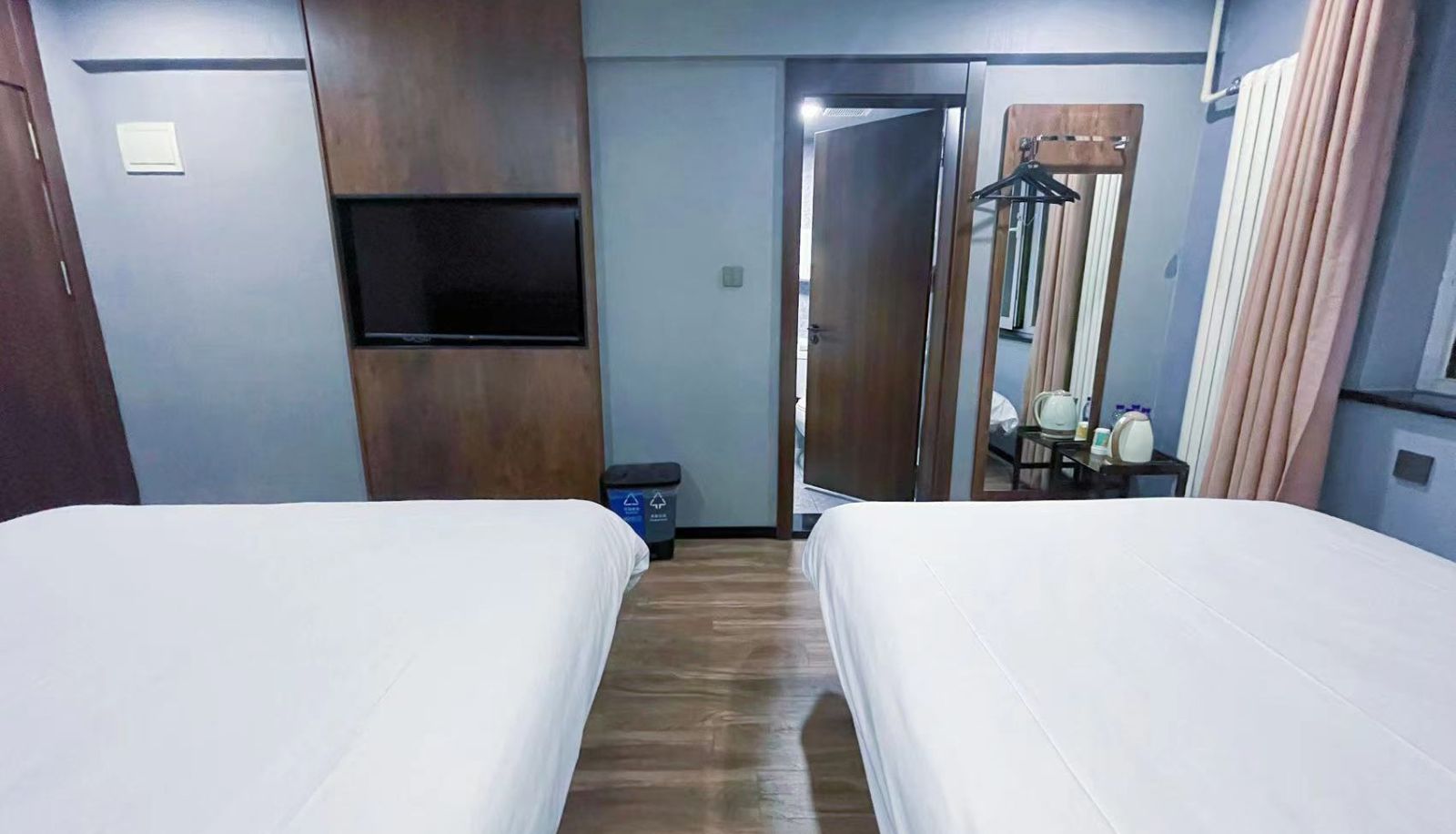 Zimmer - Beijing Lishuiqiao subway station hotel Hello