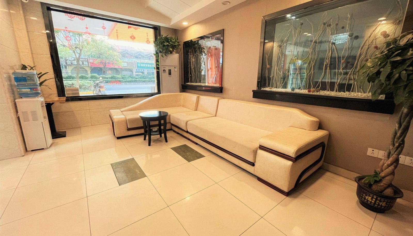 Buitenruimte van het hotel - Four Seasons Sunshine Hotel