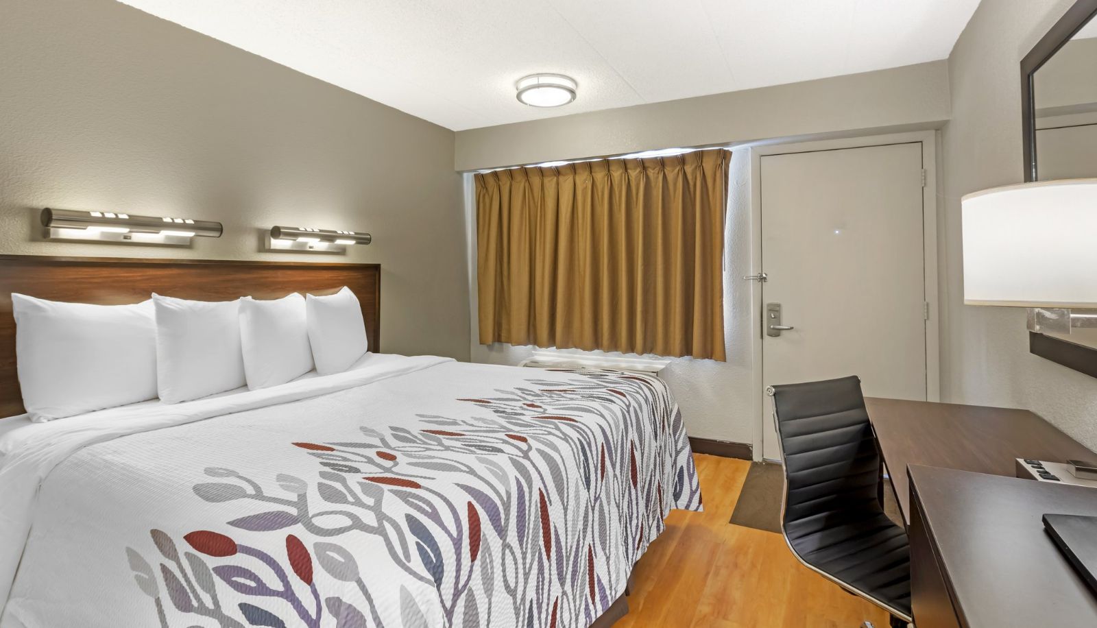 Room - Red Roof Inn Milwaukee - Airport/ Oak Creek