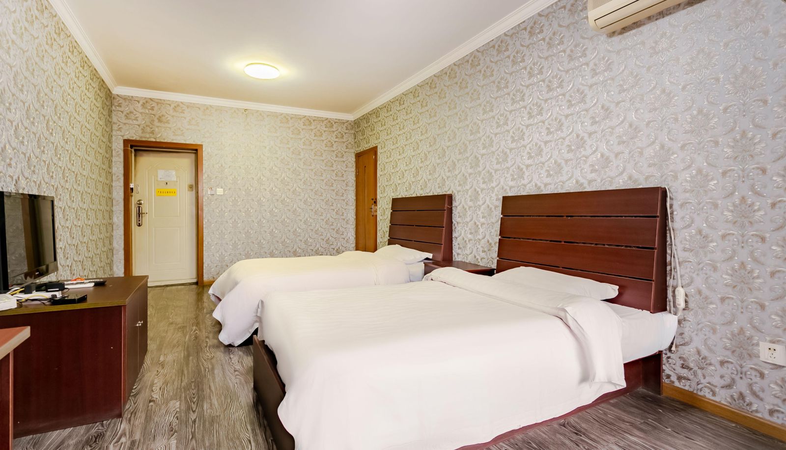 Camera business - Qiqiqi Hotel (Chengya Expressway Store)