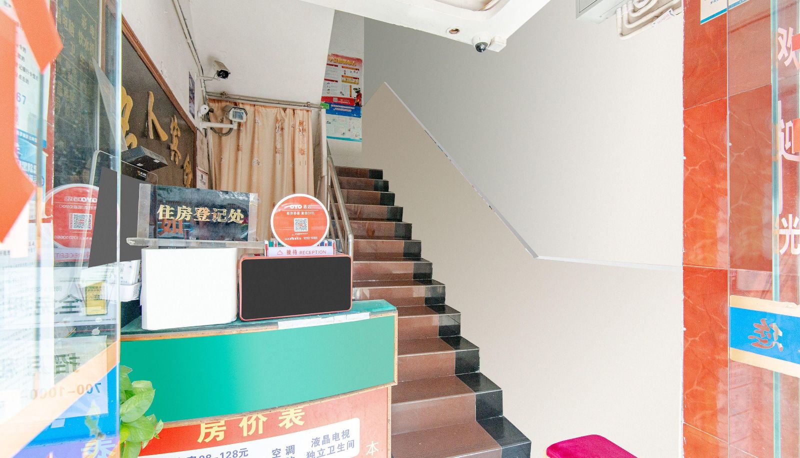 Hotel outdoor area - Mingren Accommodation (Dafen Oil Painting Village Store)