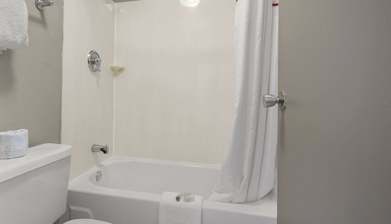 Superior room (double) - Red Roof Inn Detroit - Royal Oak/ Madison Heights
