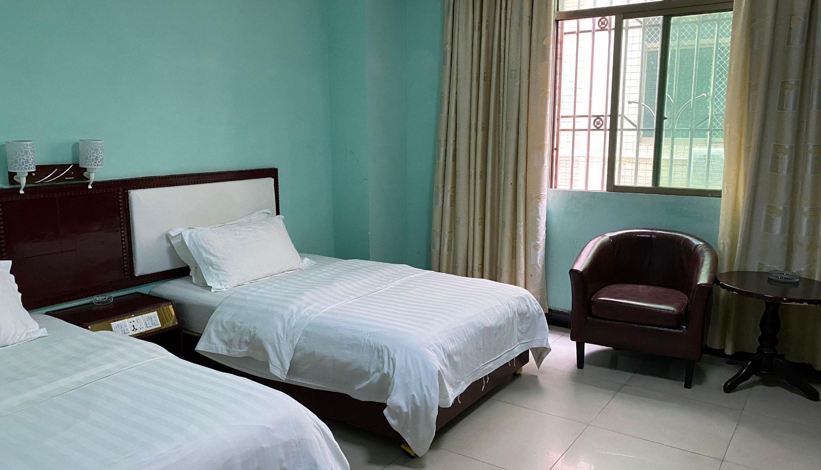 Room - Gorgeous Hotel