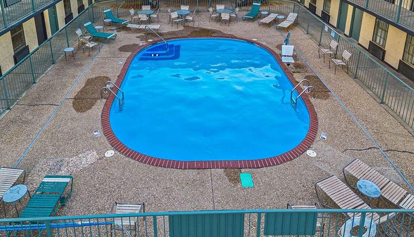 Pool - Quality Inn