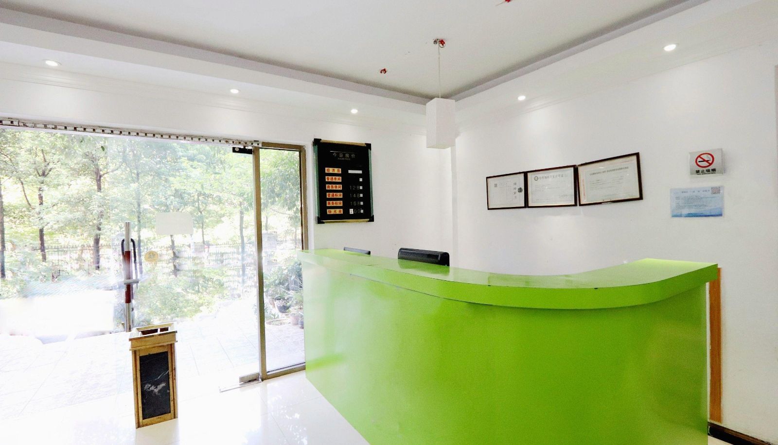Hotel outdoor area - Lihua Hotel