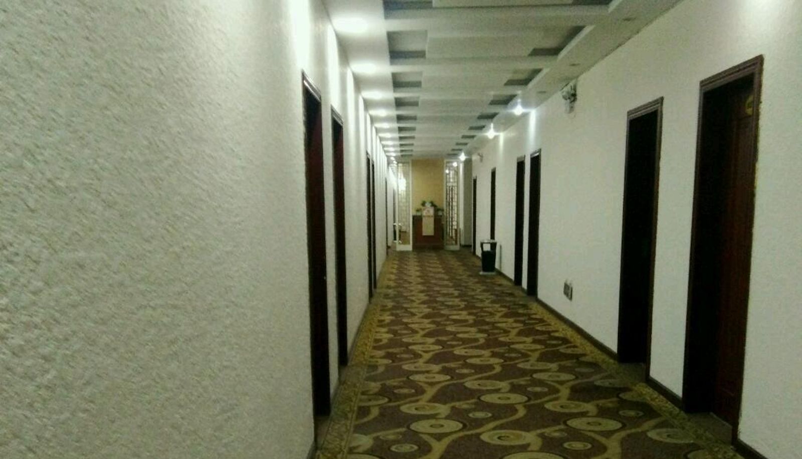 Buitenruimte van het hotel - Junfu Hotel