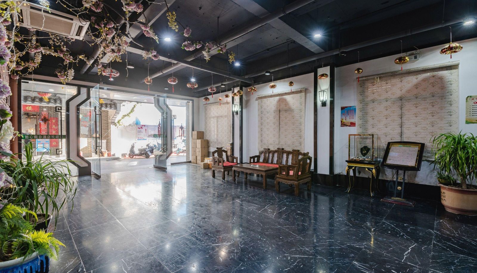 Zewnętrzna część hotelu - Yixin Holiday Inn
