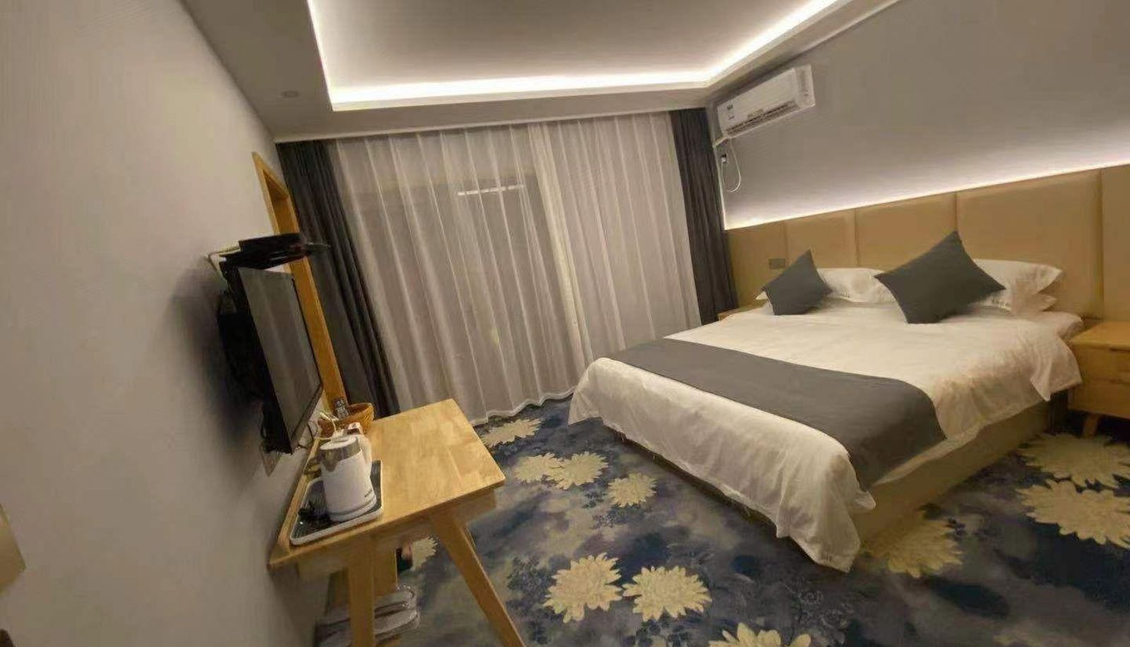 Room with balcony - Huayi Qingquan Liangqimuwu Hotel
