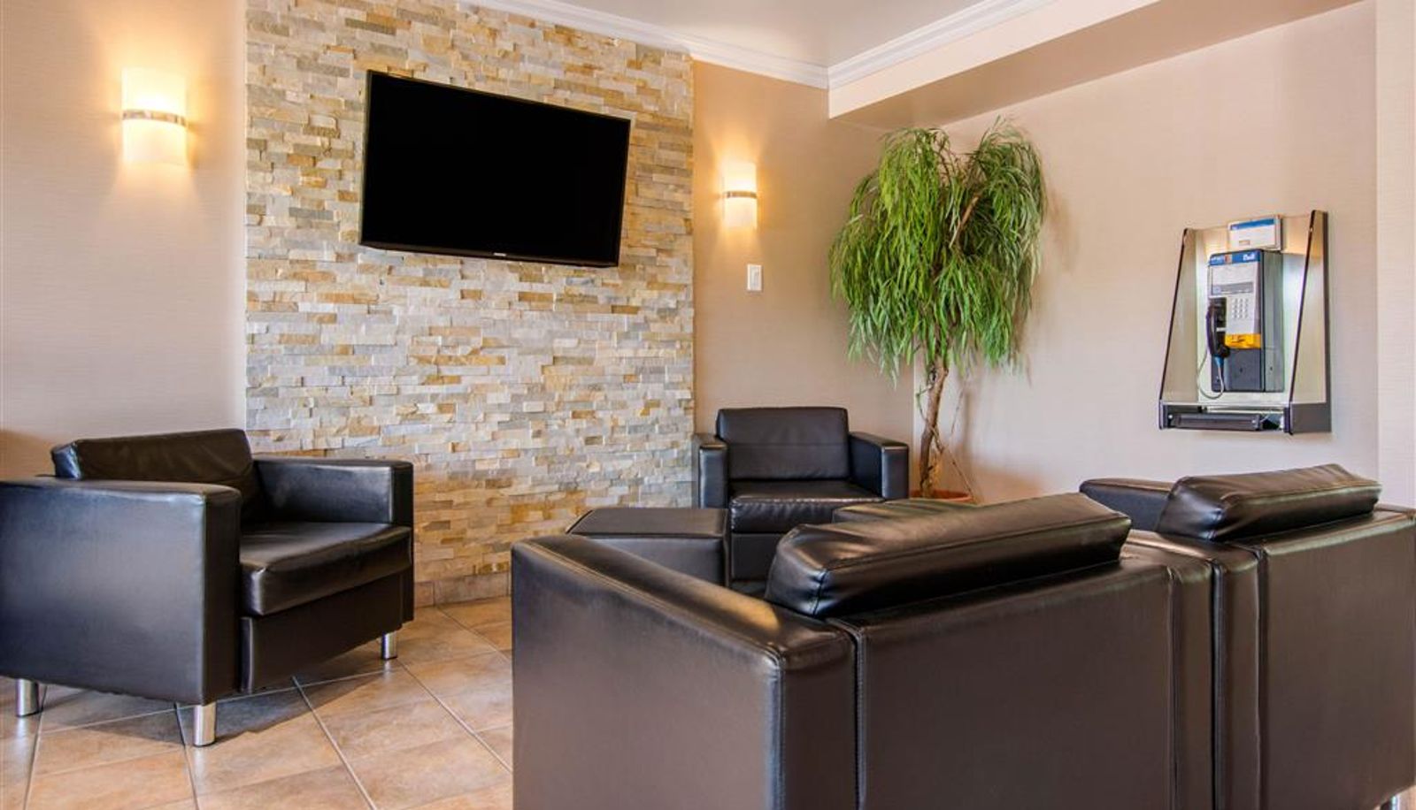 Hall - Comfort Inn & Suites